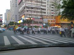 紅燈停 綠燈行 該如何通過交通信號燈