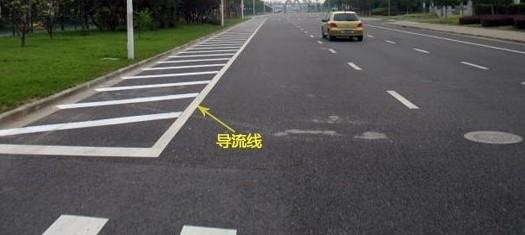 看清信號(hào)燈、標(biāo)牌與標(biāo)線