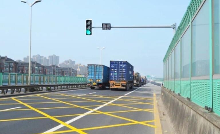 信號(hào)燈上高架了，寧波一高架為了解決擁堵問題把信號(hào)燈搬上來高架